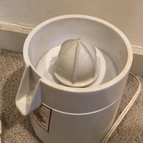 Country Kitchen Cooking -The Juicer -electric citrus juicer - Picture 4 of 12